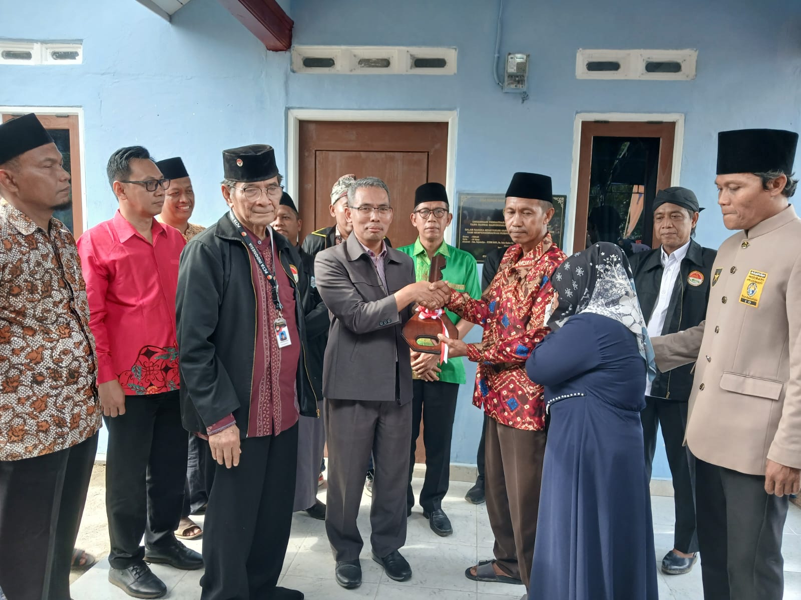 Bupati diwakili Sekdin PERKIM OKU Solihin SIP ST MT menyarahkan kunci rumah syukur mensyukuri hari yang dibangun oleh DPC PCTA (Persaudaraan Cinta Tanah Air) Indonesia Kabupaten OKU. Minggu (15/2/2026) sore . kanalberita.id / Edo