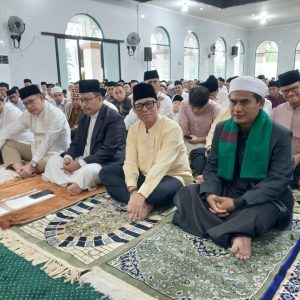 Bupati OKU H Teddy Meilwansyah SSTP MM MPd dan Wabup OKU Ir H Marjito Bachri laksanakan Sholat Idul Fitri 1447 H bersama ribuan masyarakat Kabupaten OKU di Masjid Islamic Center Batraja. Kanalberita.id / Edo