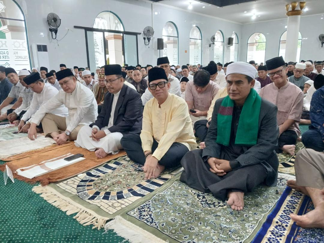 Bupati OKU H Teddy Meilwansyah SSTP MM MPd dan Wabup OKU Ir H Marjito Bachri laksanakan Sholat Idul Fitri 1447 H bersama ribuan masyarakat Kabupaten OKU di Masjid Islamic Center Batraja. Kanalberita.id / Edo