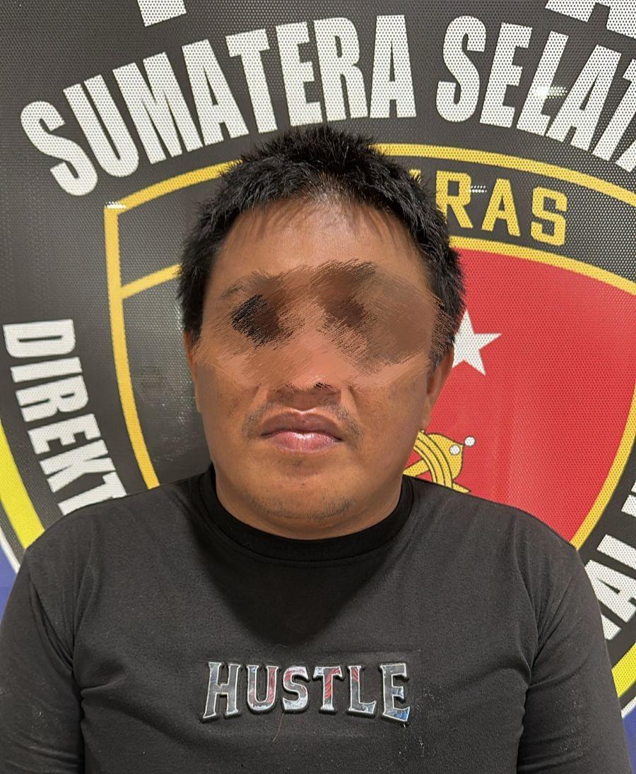 YR (33) yang diduga menjadi pelaku pencurian dengan kekerasan (curas) berantai di Kota Palembang saat diamankan di Mapolda Sumsel. Foto dokumen Humas Polda Sumsel.