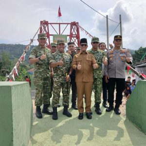 Jembatan gantung Garuda di Desa Pusar Kecamatan Baturaja Barat Kabupaten Ogan Komering Ulu diresmikan pemakaiannya oleh Kapoksahli Pangdam II /Sriwijaya BrigjenTNI Junaidi M SSos MSi bersama Danrem 044/GAPO Brigjen TNI Khabib Mahfud SIP MM. Kanalberita.id / Edo