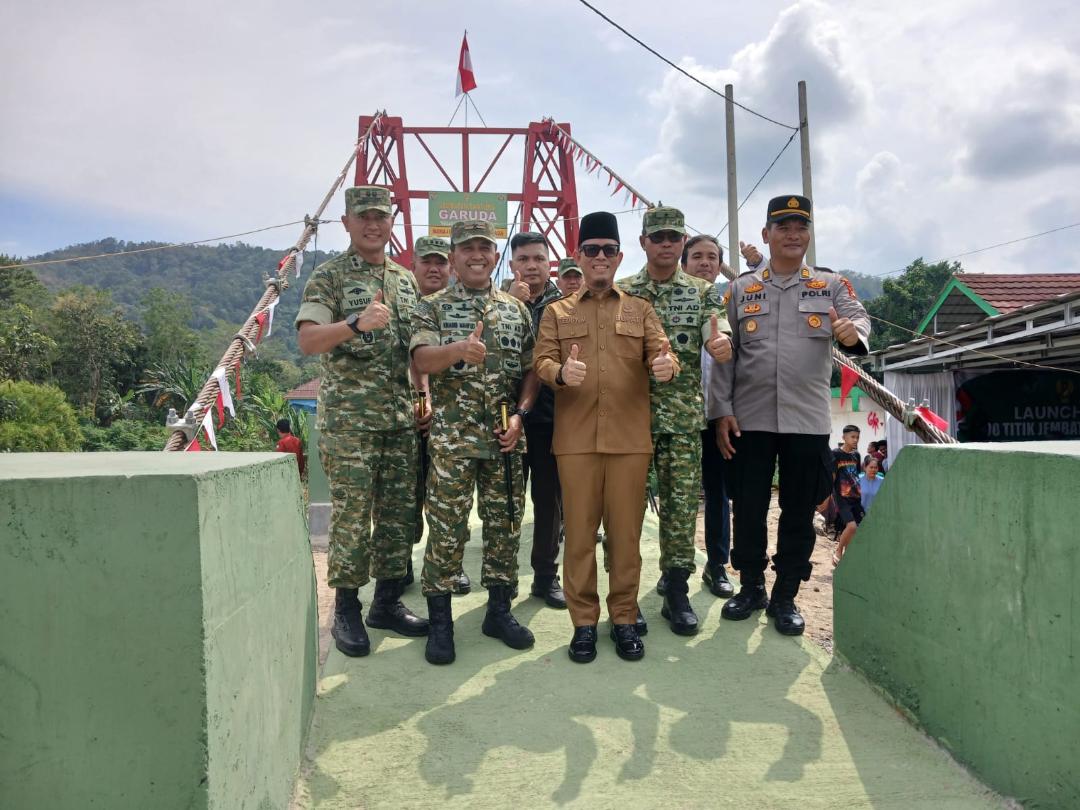 Jembatan gantung Garuda di Desa Pusar Kecamatan Baturaja Barat Kabupaten Ogan Komering Ulu diresmikan pemakaiannya oleh Kapoksahli Pangdam II /Sriwijaya BrigjenTNI Junaidi M SSos MSi bersama Danrem 044/GAPO Brigjen TNI Khabib Mahfud SIP MM. Kanalberita.id / Edo