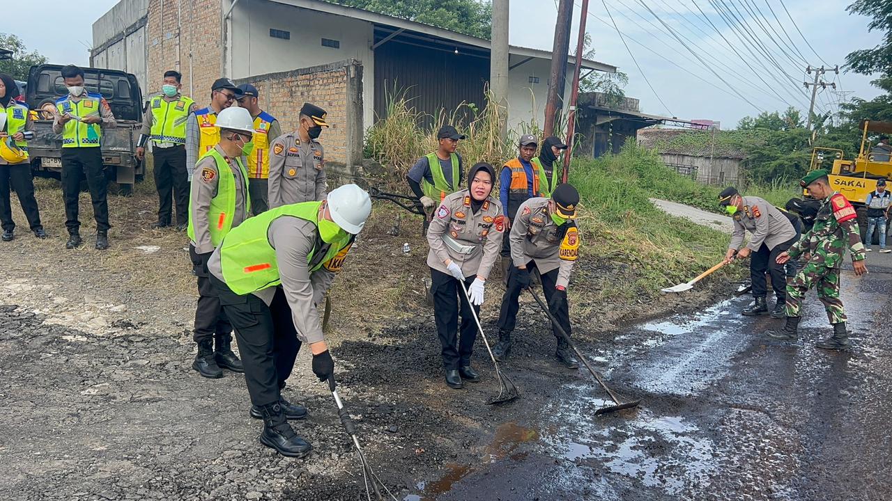 Personil Polres OKU bersama stakeholder bergotong royong memperbaiki jalan berlubang dan kurve di wilayah Kabupaten OKU. Penambalan jalan ini rangka meningkatkan keselamatan pengguna jalan menjelang Hari Raya Idul Fitri 1447 H. Foto dokumen Polres OKU