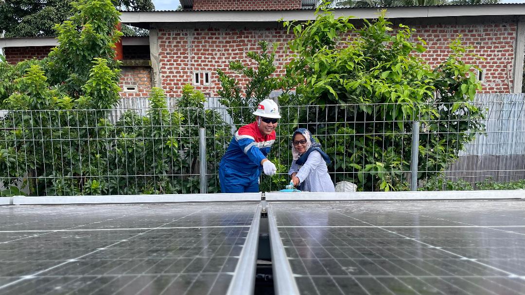 Pembangunan PLTS di Desa Sukakarya yang dilakukan CID PEP Pendopo Field memberikan dampak positif bagi perekonomian hingga kehidupan sosial masyarakat sekitar . foto dokumen PHR Zona 4