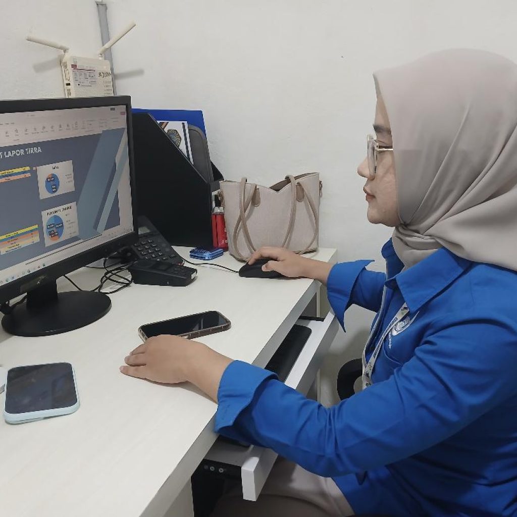 Pegawai bagian Planning Deplovment memperlihatkan titik koordinat / peta jaringan posisi yang akan diperbaiki setelah mendapat informasi dari aplikasi LAPOR TIRRA. Foto Kanalberita.id / Eduar Syamsuri