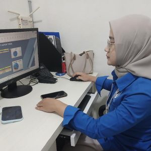 LOMBA JURNALIS KANAL 1 Pegawai bagian Planning Deplovment memperlihatkan titik koordinat / peta jaringan posisi yang akan diperbaiki setelah mendapat informasi dari aplikasi LAPOR TIRRA. Foto Kanalberita.id / Eduar Syamsuri