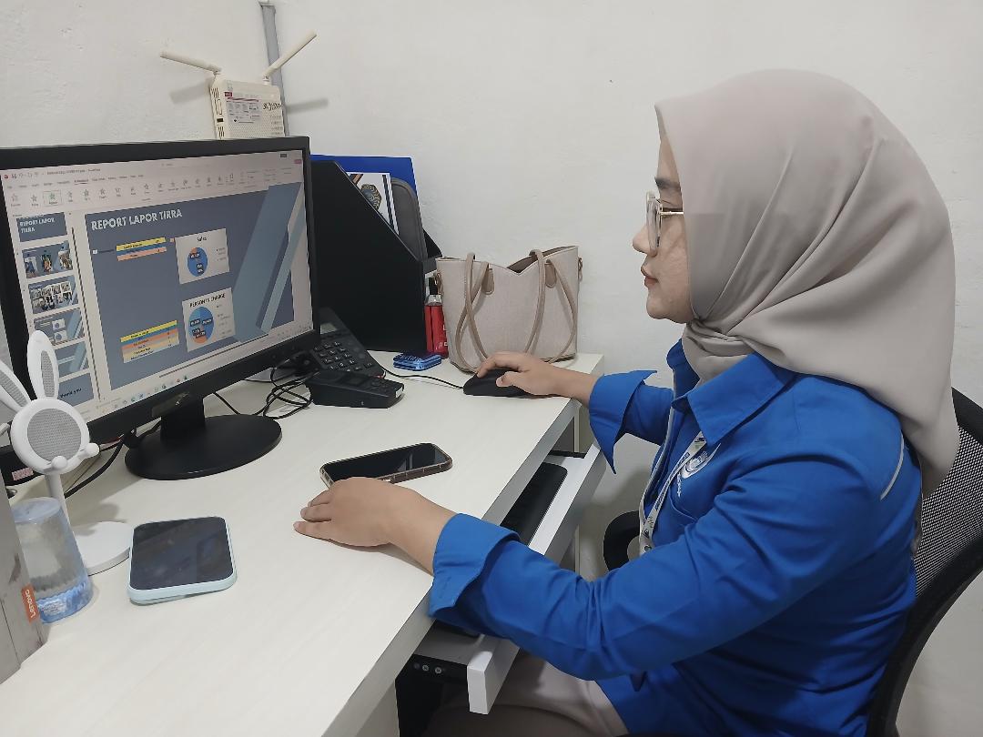 Pegawai bagian Planning Deplovment memperlihatkan titik koordinat / peta jaringan posisi yang akan diperbaiki setelah mendapat informasi dari aplikasi LAPOR TIRRA. Foto Kanalberita.id / Eduar Syamsuri