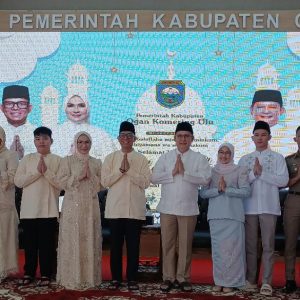 Bupati dan Wabup OKU menerima tamu undangan di acara open house hari Raya Idul Fitri 1447 H di pendopo Kabupaten OKU. Kanalberita.id / Edo