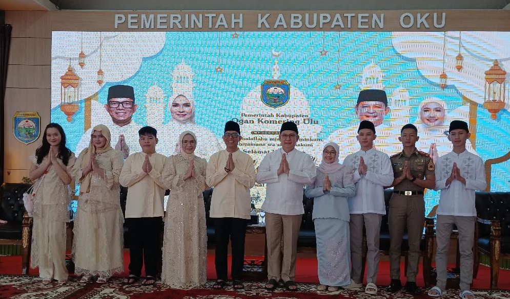 Bupati dan Wabup OKU menerima tamu undangan di acara open house hari Raya Idul Fitri 1447 H di pendopo Kabupaten OKU. Kanalberita.id / Edo