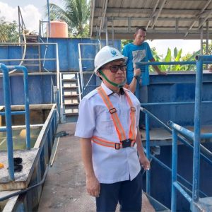 Direktur Perumda Air Minum Tirta Raja OKU Drs H Bertho Darmo Poedjo Asmanto MBA meninjau jalur pipa di Bakung Kecamatan Baturaja Timur Kabupaten OKU yang akan dikuras. Foto dokumen Perumda Tirta Raja.