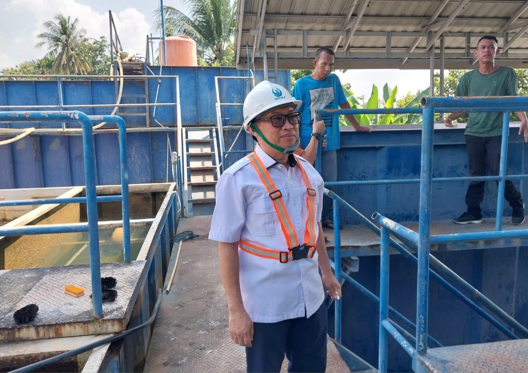 Direktur Perumda Air Minum Tirta Raja OKU Drs H Bertho Darmo Poedjo Asmanto MBA meninjau jalur pipa di Bakung Kecamatan Baturaja Timur Kabupaten OKU yang akan dikuras. Foto dokumen Perumda Tirta Raja.