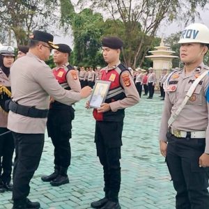 Tiga oknum anggota Polres OKU Polda Sumsel mengikuti upacara PTDH (Pemberhentidan Dengan Tidak Hormat) di halaman Mapolres OKU. Foto dokumen polisi.