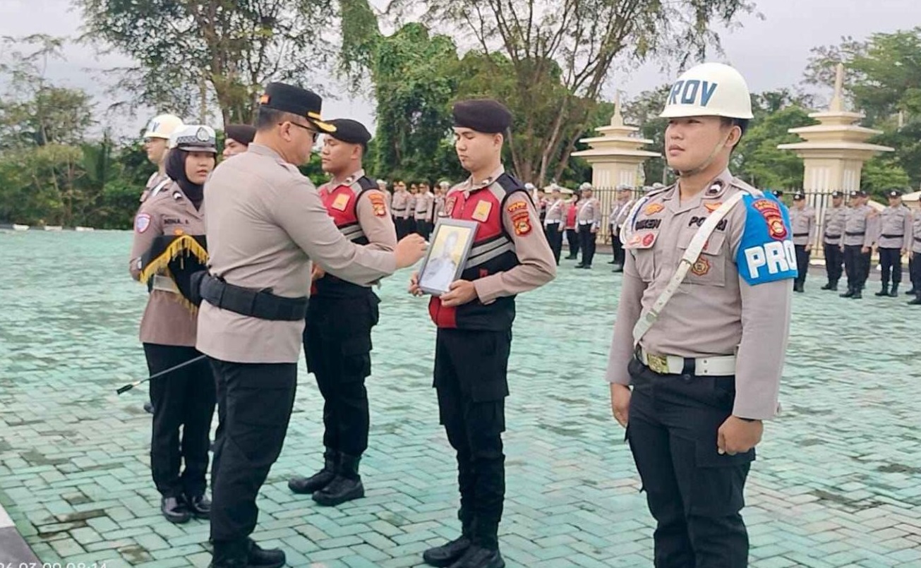 Tiga oknum anggota Polres OKU Polda Sumsel mengikuti upacara PTDH (Pemberhentidan Dengan Tidak Hormat) di halaman Mapolres OKU. Foto dokumen polisi.