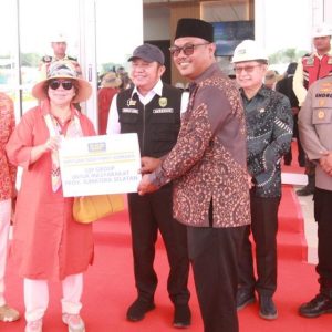 PT Sumbagselenergi Sakti Pewali (PT SSP) PLTU Mulut Tambang Sumbagsel-1 bagikan 2.000 aket sembako untuk 18 desa dan masyarakat sekitar perusahaan. Foto dokumen PLTU Sumbagsel-1