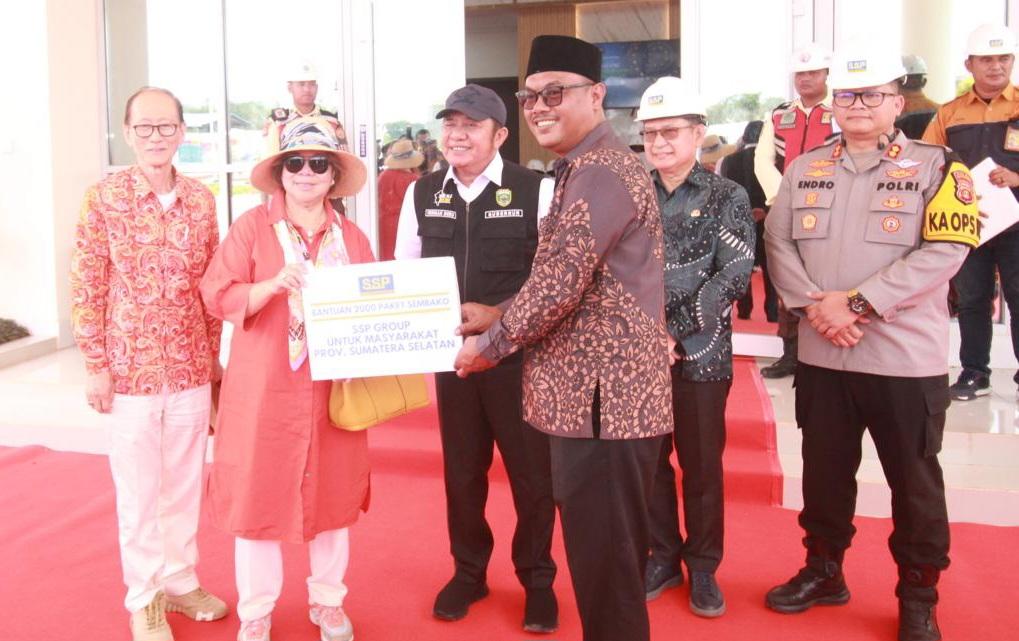 PT Sumbagselenergi Sakti Pewali (PT SSP) PLTU Mulut Tambang Sumbagsel-1 bagikan 2.000 aket sembako untuk 18 desa dan masyarakat sekitar perusahaan. Foto dokumen PLTU Sumbagsel-1