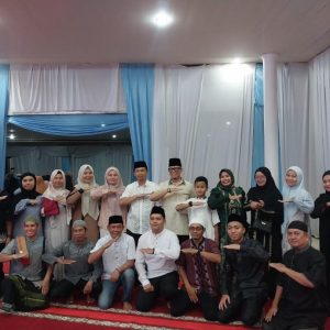 Bupati OKU H Teddy Meilwansyah SSTP MM MPd sholat tarwawih bersama pasukan kuning DLH, Guru SRMA 45 OKU dan Dinas Sosial di pendopo rumah dinas bupati OKU Rabu (18/3/2026). Kanalberita.id / Edo