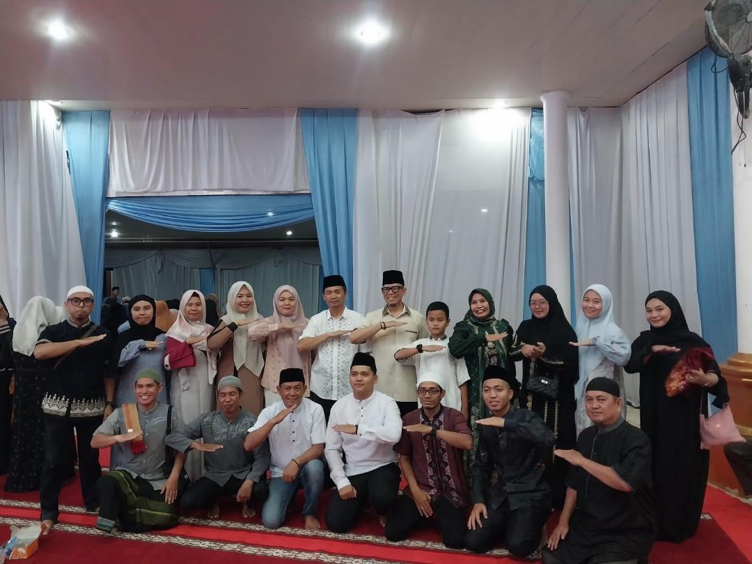 Bupati OKU H Teddy Meilwansyah SSTP MM MPd sholat tarwawih bersama pasukan kuning DLH, Guru SRMA 45 OKU dan Dinas Sosial di pendopo rumah dinas bupati OKU Rabu (18/3/2026). Kanalberita.id / Edo