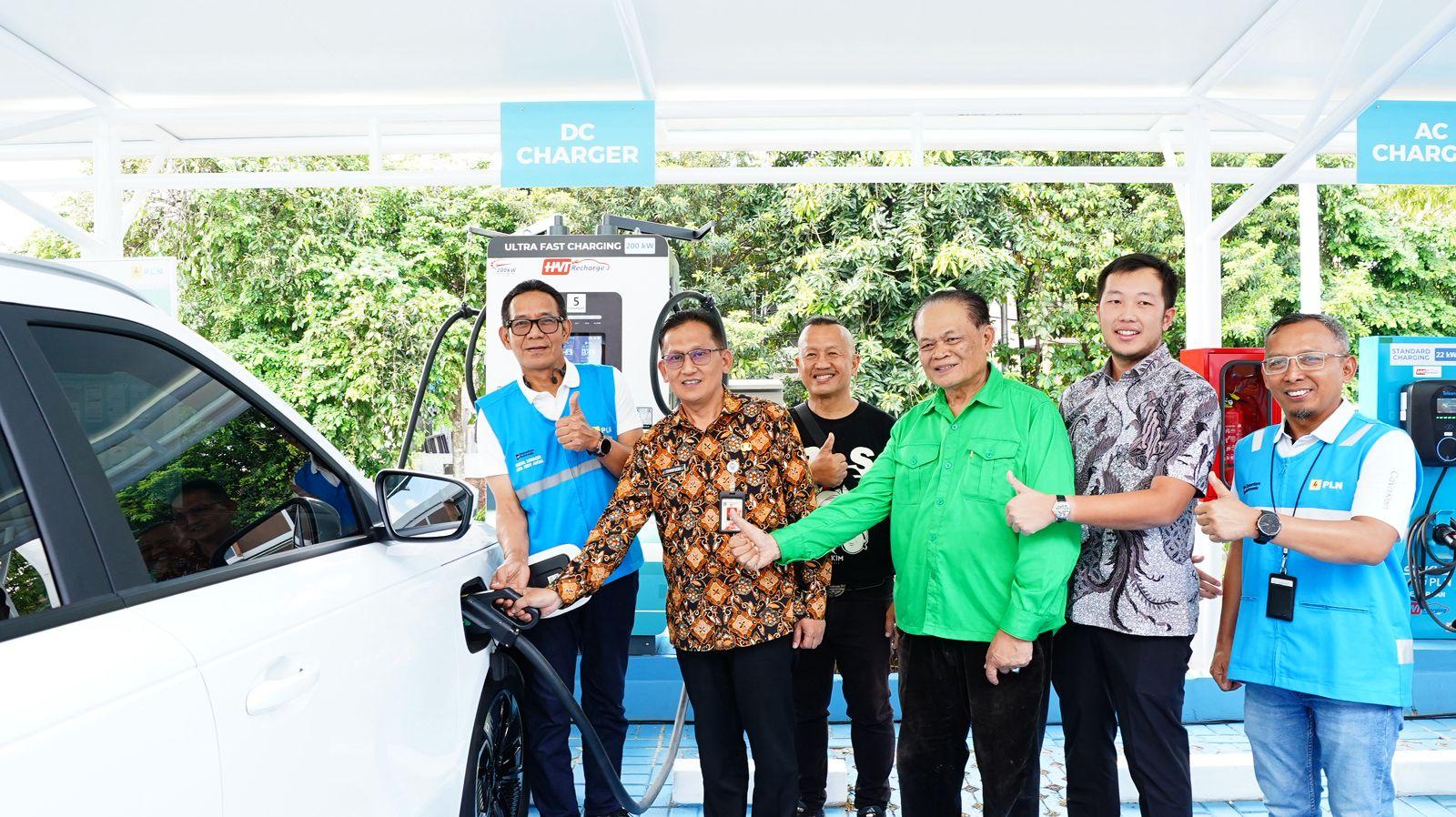 PT PLN (Persero) penambahan Stasiun Pengisian Kendaraan Listrik Umum (SPKLU) Center ke-4 di Jakarta yang berlokasi di Sakura Garden City, Jakarta Timur. Foto dokumen PT PLN