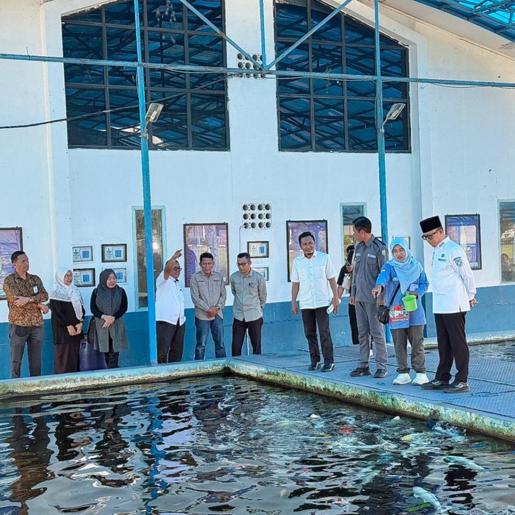 Bupati OKU di Balai Besar Perikanan Budidaya Air Tawar (BBPBAT) Kementrian Kelautan dan Perikanan (KKP) Sukabumi. Foto dokumen Prokopim Setda OKU