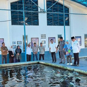 Bupati OKU di Balai Besar Perikanan Budidaya Air Tawar (BBPBAT) Kementrian Kelautan dan Perikanan (KKP) Sukabumi. Foto dokumen Prokopim Setda OKU