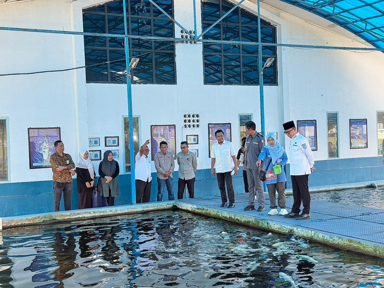 Bupati OKU di Balai Besar Perikanan Budidaya Air Tawar (BBPBAT) Kementrian Kelautan dan Perikanan (KKP) Sukabumi. Foto dokumen Prokopim Setda OKU