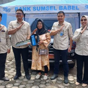 Siti Munia nasabah yang mendapat hadiah Grand frize pada penyaringan hadiah undian tabungan pesirah yang diundi di Bank Sumsel Cabang Pembantu Batumarta
