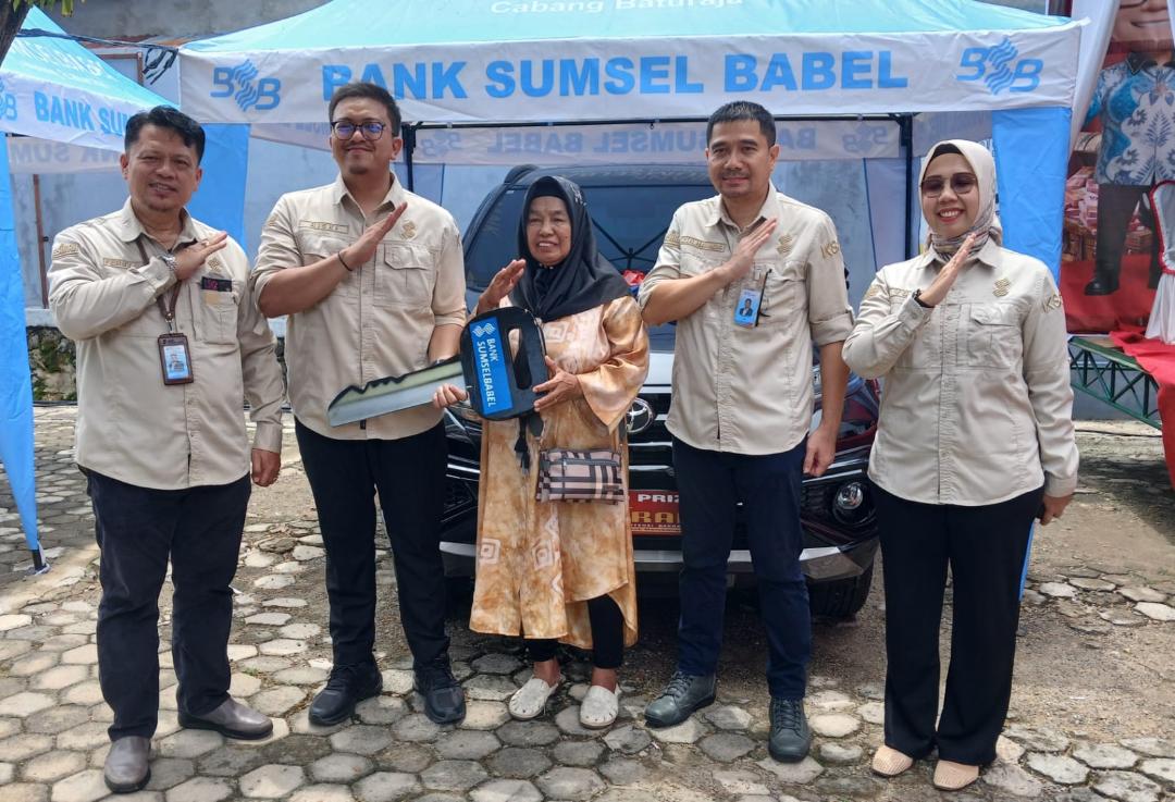 Siti Munia nasabah yang mendapat hadiah Grand frize pada penyaringan hadiah undian tabungan pesirah yang diundi di Bank Sumsel Cabang Pembantu Batumarta