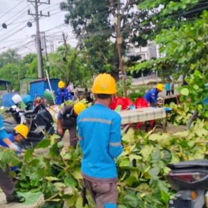 Pemkab Merangin dan PLN Unit Layanan Pelanggan (ULP) Bangko gotong royong membersihkan sampah di sejumlah titik di Kota Bangko. Foto dokumen PT PLN