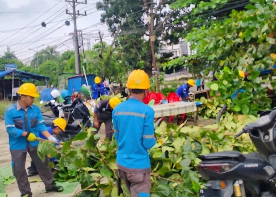 Pemkab Merangin dan PLN Unit Layanan Pelanggan (ULP) Bangko gotong royong membersihkan sampah di sejumlah titik di Kota Bangko. Foto dokumen PT PLN