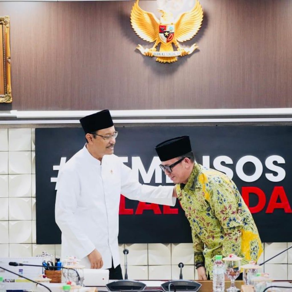 Bupati OKU H Teddy Meilwansyah SSTP MM MPd bertemu dengan Menteri Sosial Saifullah Yusuf dalan rnagka mendorong percepatan beridirinya Sekola Rakyat Permanen di Kabupaten OKU. Foto dokumen prokopim Setda OKU