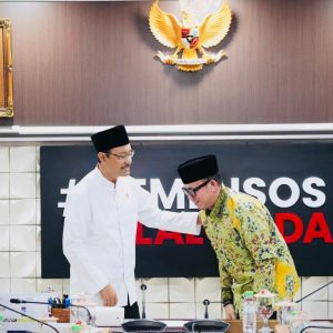 Bupati OKU H Teddy Meilwansyah SSTP MM MPd bertemu dengan Menteri Sosial Saifullah Yusuf dalan rnagka mendorong percepatan beridirinya Sekola Rakyat Permanen di Kabupaten OKU. Foto dokumen prokopim Setda OKU