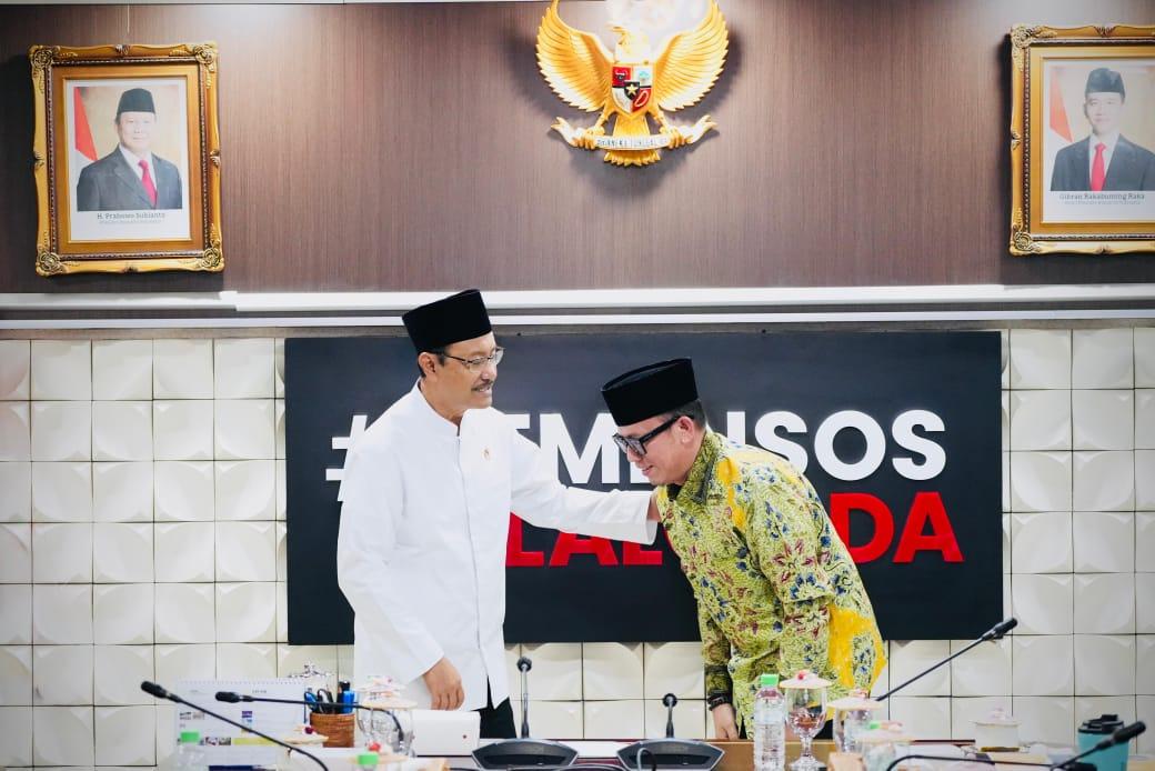 Bupati OKU H Teddy Meilwansyah SSTP MM MPd bertemu dengan Menteri Sosial Saifullah Yusuf dalan rnagka mendorong percepatan beridirinya Sekola Rakyat Permanen di Kabupaten OKU. Foto dokumen prokopim Setda OKU