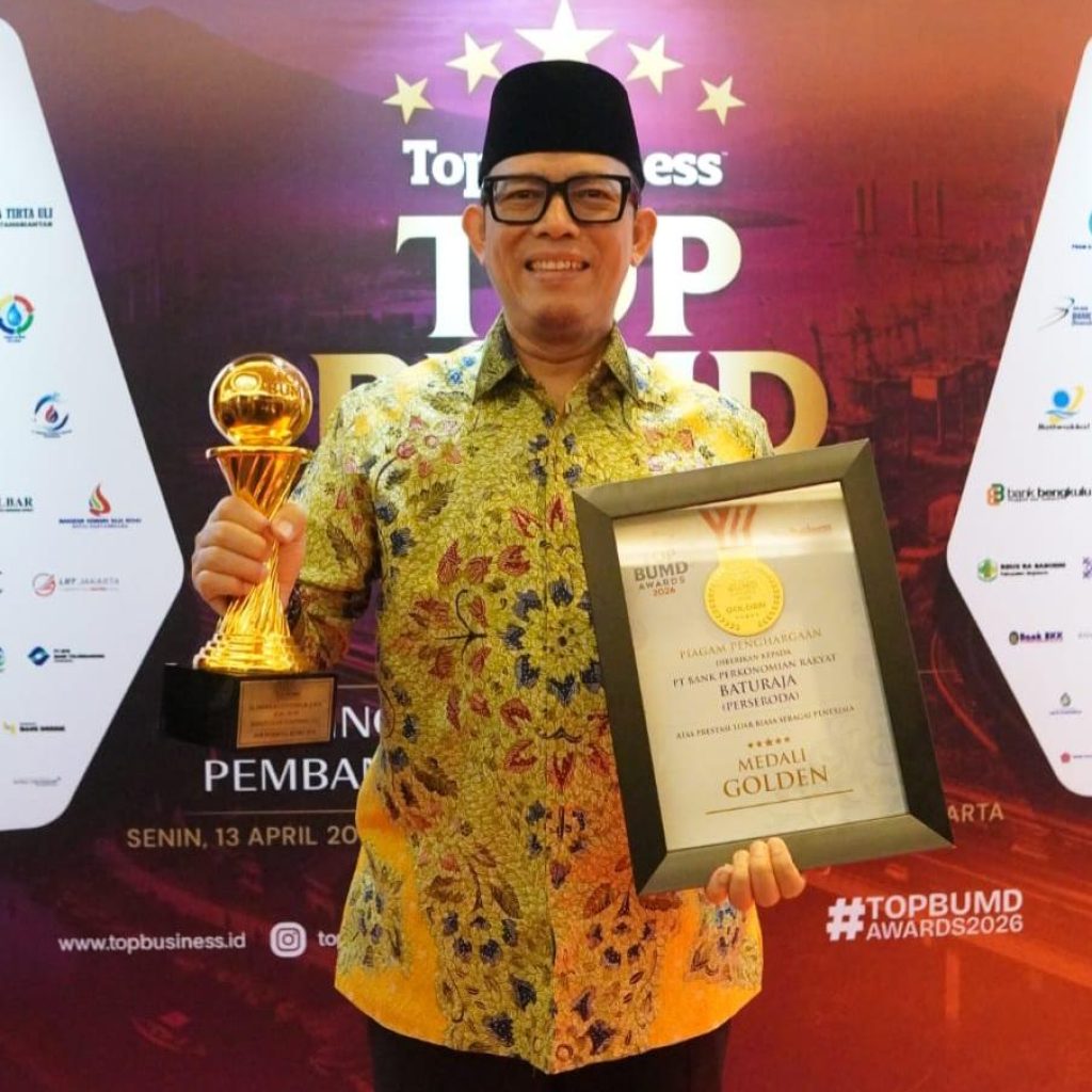 Bupati OKU H Teddy Meilwansyah SSTP MM MPd bersama PT BPR Baturaja (Perseroda) sukses menyabet tiga penghargaan bergengsi tingkat nasional dalam ajang TOP BUMD Awards 2026. Foto Dokumen prokopim Setda OKU.
