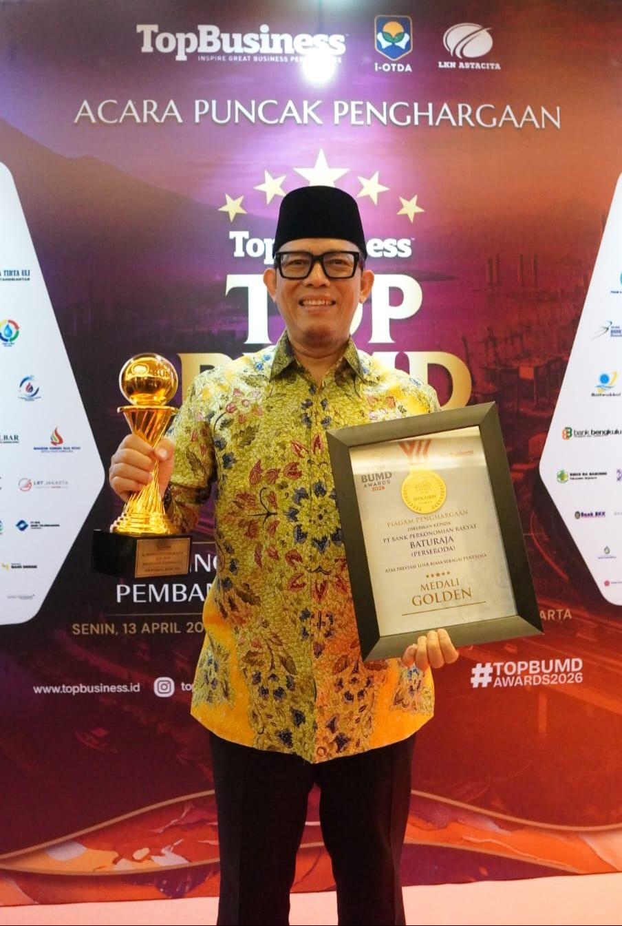 Bupati OKU H Teddy Meilwansyah SSTP MM MPd bersama PT BPR Baturaja (Perseroda) sukses menyabet tiga penghargaan bergengsi tingkat nasional dalam ajang TOP BUMD Awards 2026. Foto Dokumen prokopim Setda OKU.