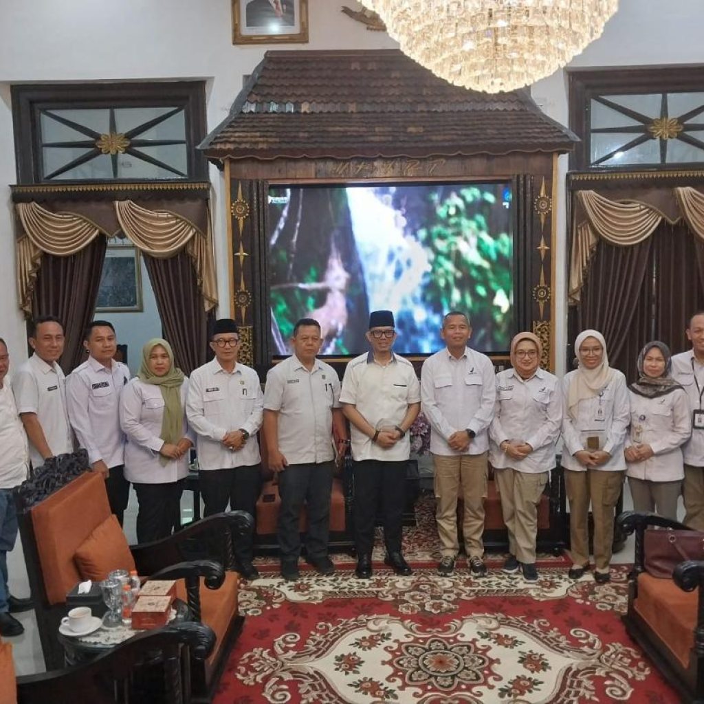 Bupati OKU H Teddy Meilwansyah SATP MM MPd menerima audiensi BPOM dalam rangka pembentukan Loka BPOM di Rumah Dinas Bupati OKU. Foto Dokumen PROKOPIM SETDA OKU