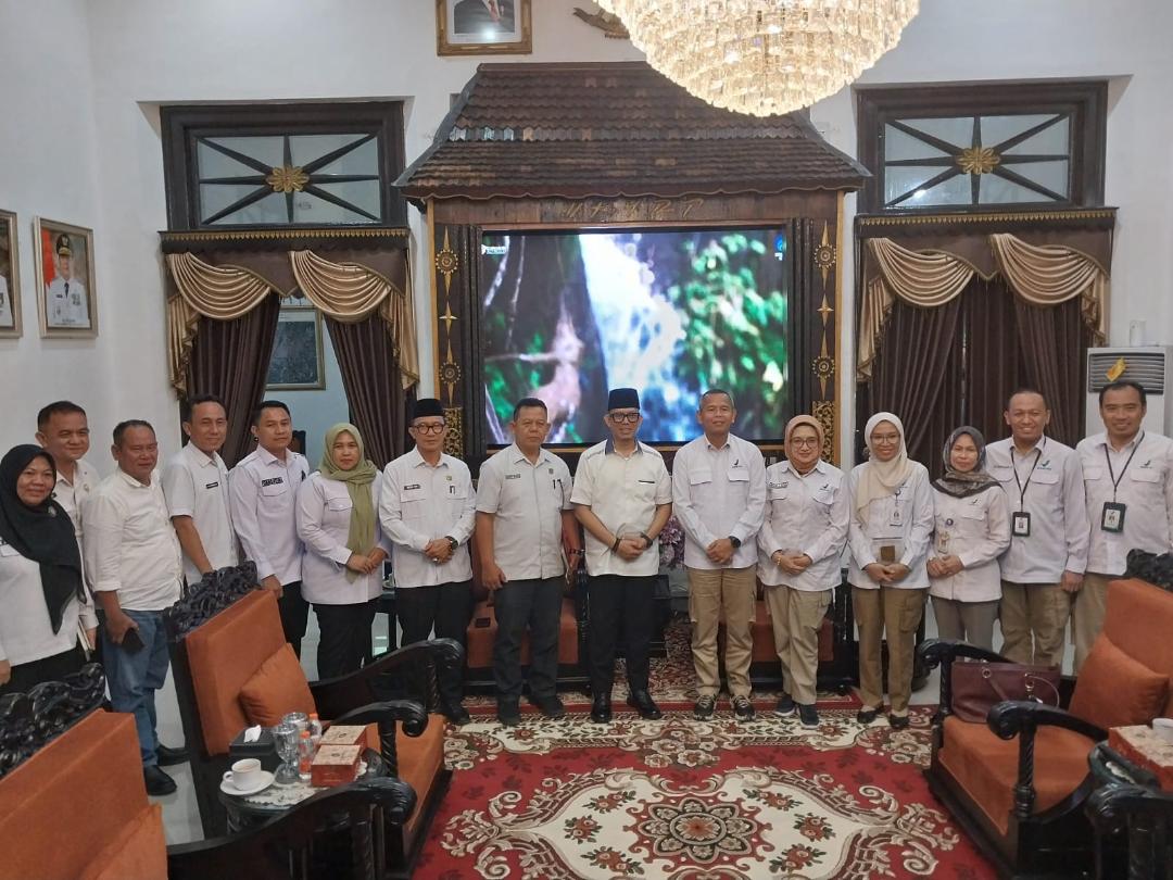 Bupati OKU H Teddy Meilwansyah SATP MM MPd menerima audiensi BPOM dalam rangka pembentukan Loka BPOM di Rumah Dinas Bupati OKU. Foto Dokumen PROKOPIM SETDA OKU