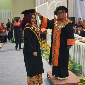 Rektor Unbara Ir Hj Lindawati MZ, MT saat melantik dan mewisuda 289 sarjana baru di Gedung Kesenian Baturaja. Kanalberita.id / Edo