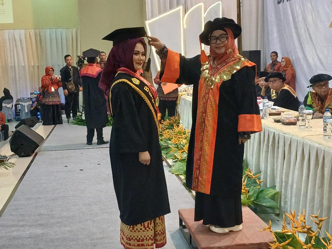 Rektor Unbara Ir Hj Lindawati MZ, MT saat melantik dan mewisuda 289 sarjana baru di Gedung Kesenian Baturaja. Kanalberita.id / Edo