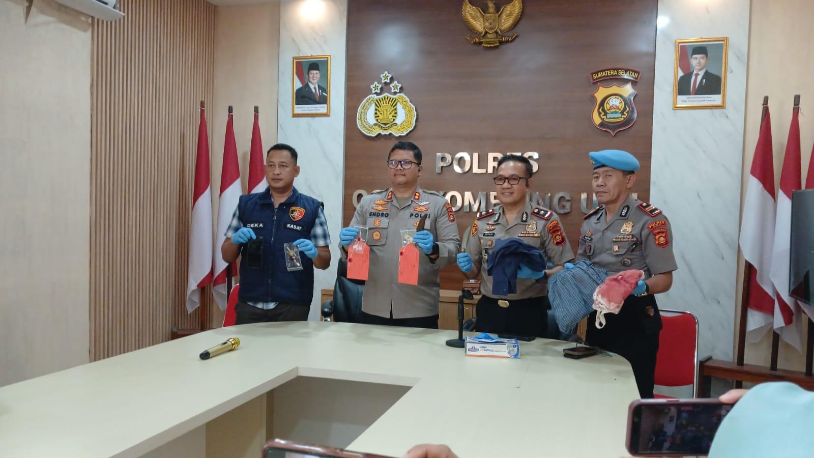 Kapolres OKU AKBP Endro Aribowoo SIK MAP menggelar jumpah pers terkait penusukan Brigadir Polisi Joni Agustoni SH anggota Satres Narkoba Polres OKU terluka saat menangkap bandar narkoba Andri Badak yang juga residivis dalam kasus serupa. Kanalberita.id / Edo