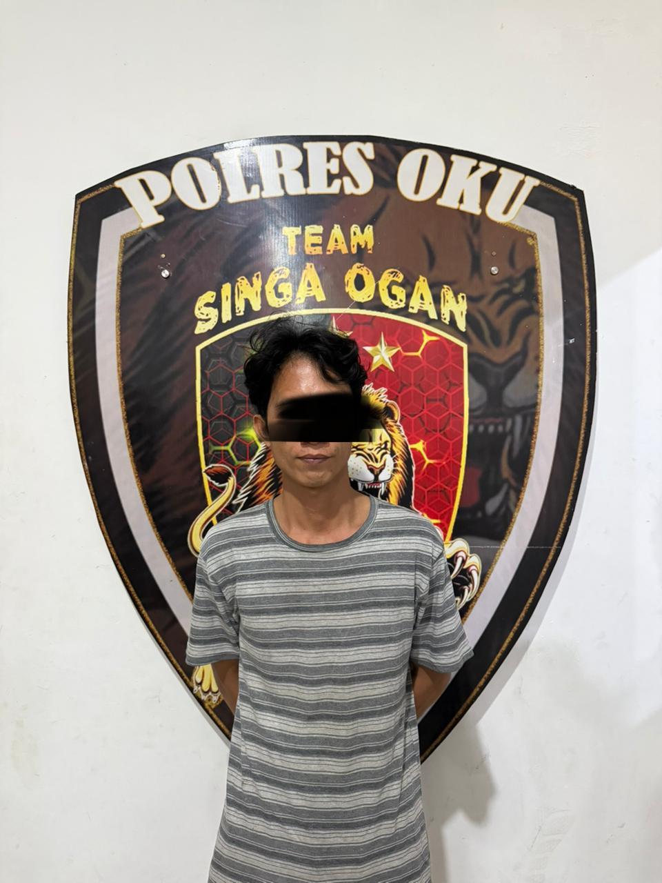 Pelaku pembunuhan, Her (29) beserta barang bukti berhasil diamankan polisi. Foto dokumen polisi.