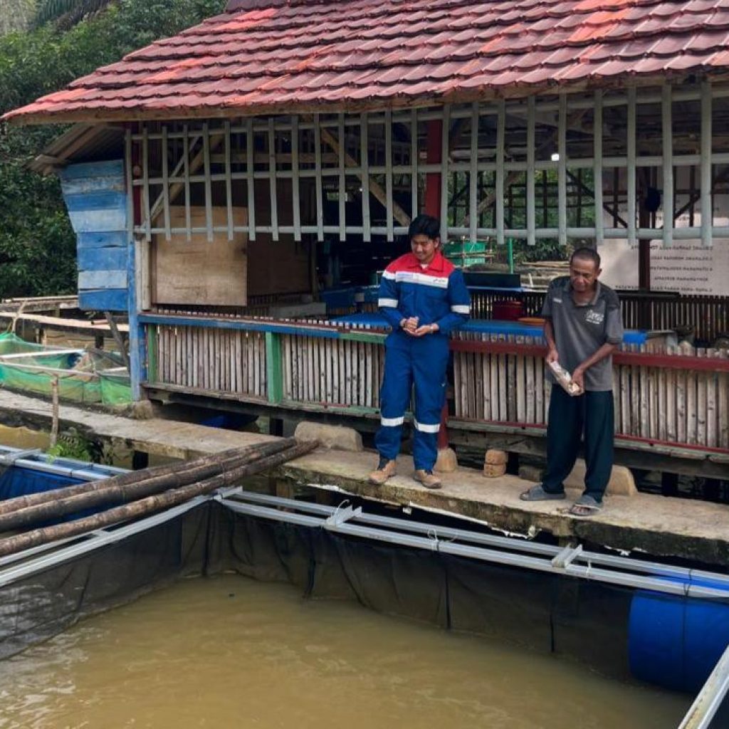 PHE Ogan Komering mendorong warga Desa Makartitama, Ogan Komering Ulu untuk mandiri melalui pendampingan pengelolaan embung desa menjadi tempat budidaya ikan hingga tempat wisata pemancingan. Foto dokumen PHR Zona 4