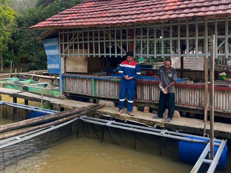 PHE Ogan Komering mendorong warga Desa Makartitama, Ogan Komering Ulu untuk mandiri melalui pendampingan pengelolaan embung desa menjadi tempat budidaya ikan hingga tempat wisata pemancingan. Foto dokumen PHR Zona 4