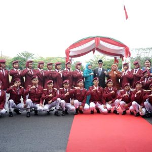 Bupati OKU H Teddy Meilwansyah SSTP MM MPd foto bersama dengan siswa Sekolah Rakyat 45 Kabupaten Ogan Komering Ulu, Rabu (20/5/2026). Kanalberita.id / Edo