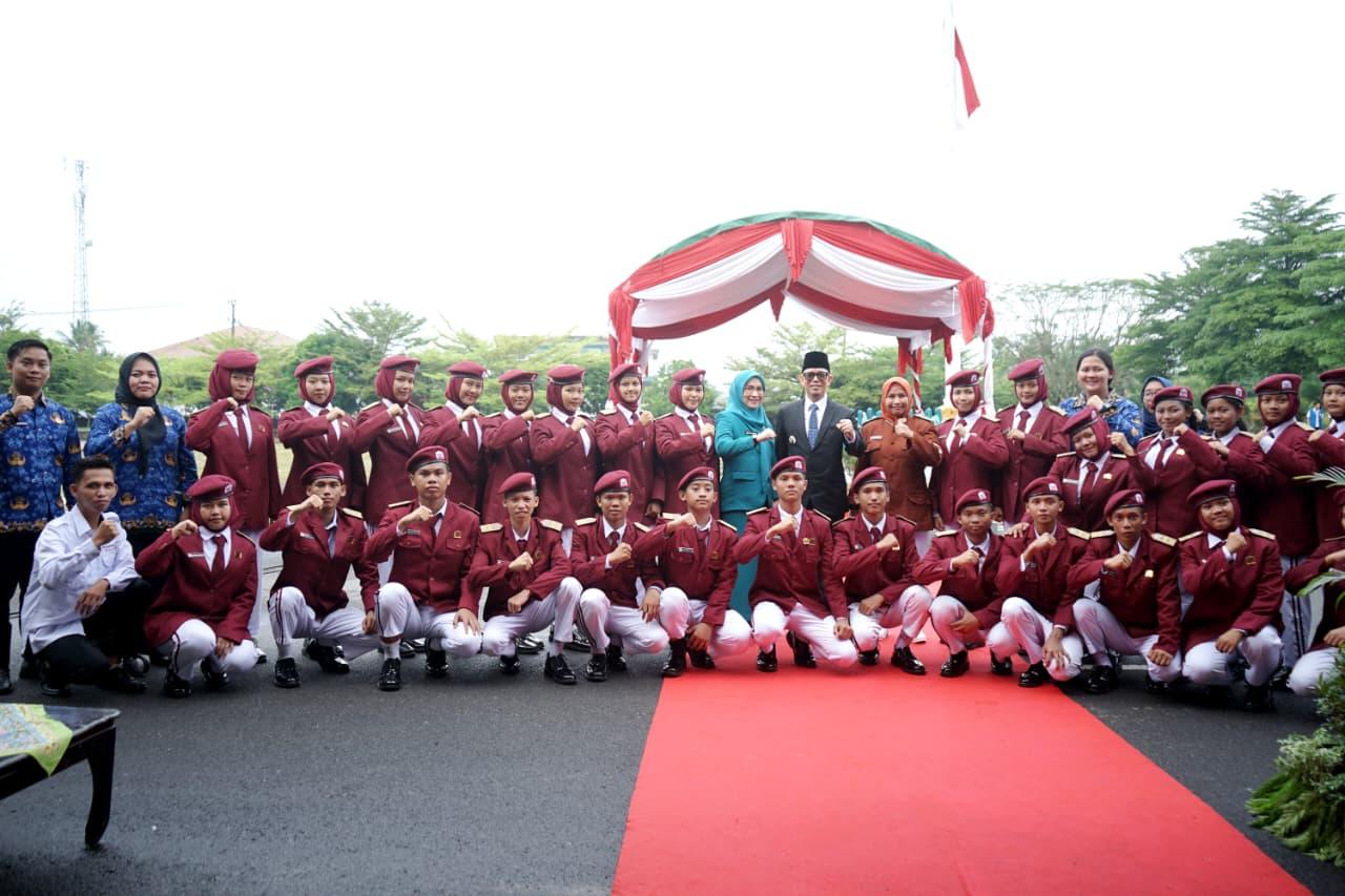 Bupati OKU H Teddy Meilwansyah SSTP MM MPd foto bersama dengan siswa Sekolah Rakyat 45 Kabupaten Ogan Komering Ulu, Rabu (20/5/2026). Kanalberita.id / Edo