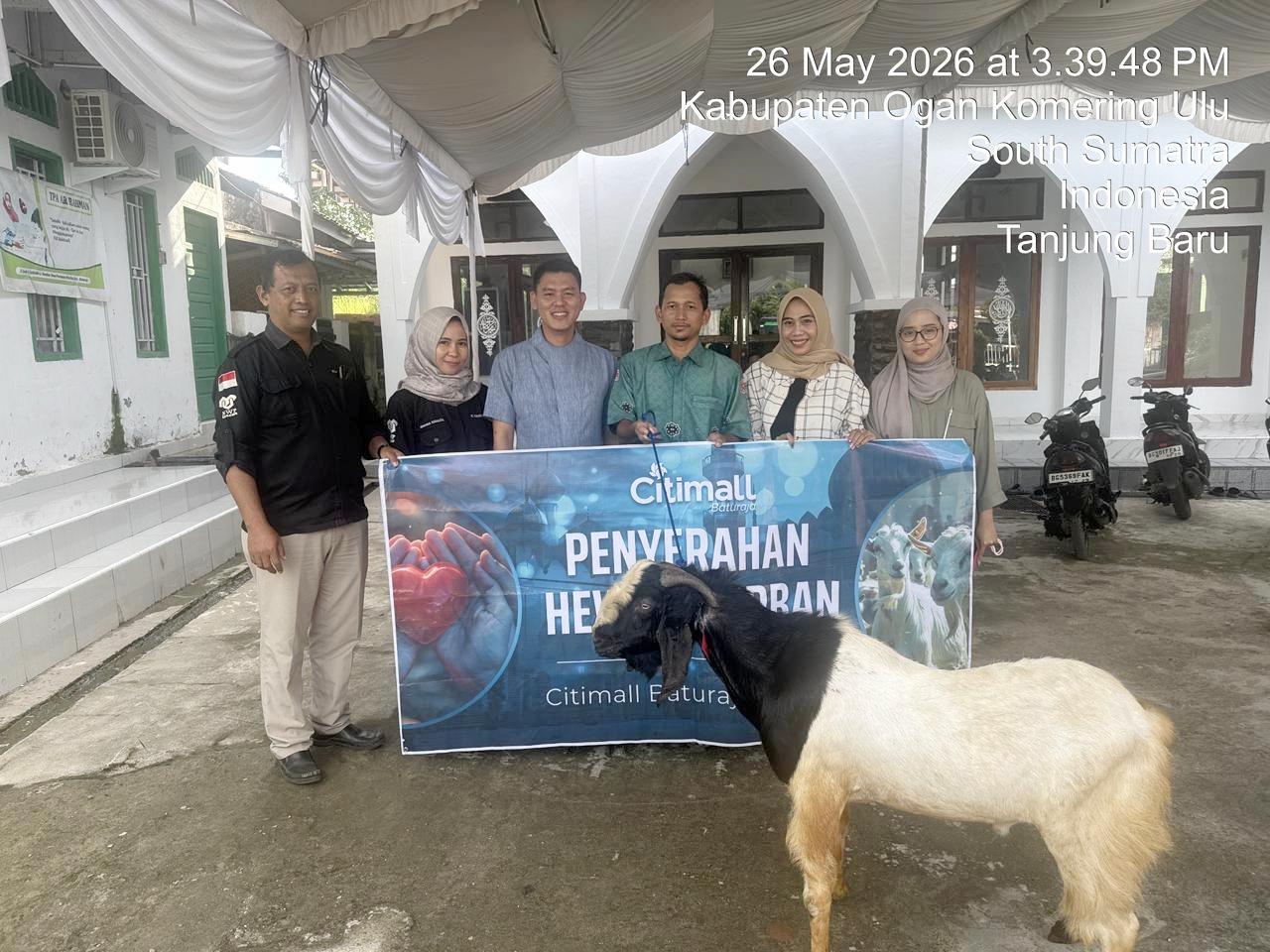 : Hari Raya Idul Adha 1447 H, Citimall Baturaja melalui kegiatan Corporate Social Responsibility (CSR) membagikan 2 ekor kambing untuk warga sekitar. Foto dokumen Citimall Baturaja