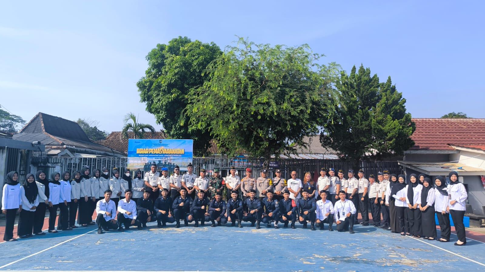 Pegawai Rutan Kelas II B Baturaja komitmen bersih dari HALINAR (Handphone Ilegal, Narkoba, dan Penipuan). Komitmen bersama ini diikrarkan pada apel besar di halaman kantor RutanBaturaja. Foto dokumen Rutan Baturaja