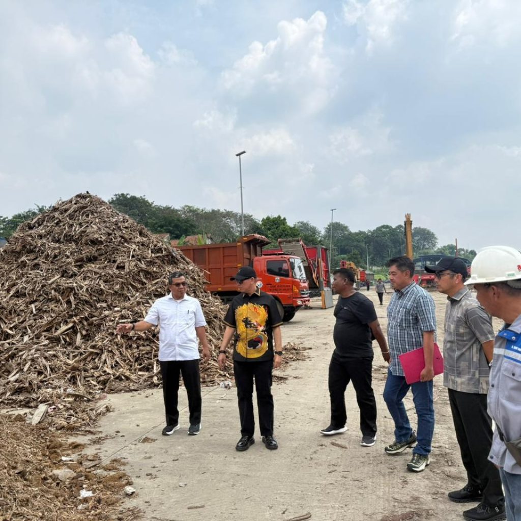 Bupati OKU H Teddy Meilwansayah SSTP MM MPd meninjau proses pengolahan sampah di RDF Plant Jakarta. Foto dokumen Prokopim OKU