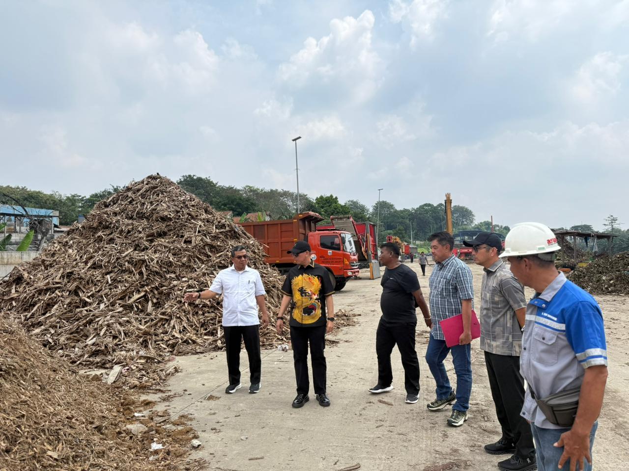 Bupati OKU H Teddy Meilwansayah SSTP MM MPd meninjau proses pengolahan sampah di RDF Plant Jakarta. Foto dokumen Prokopim OKU