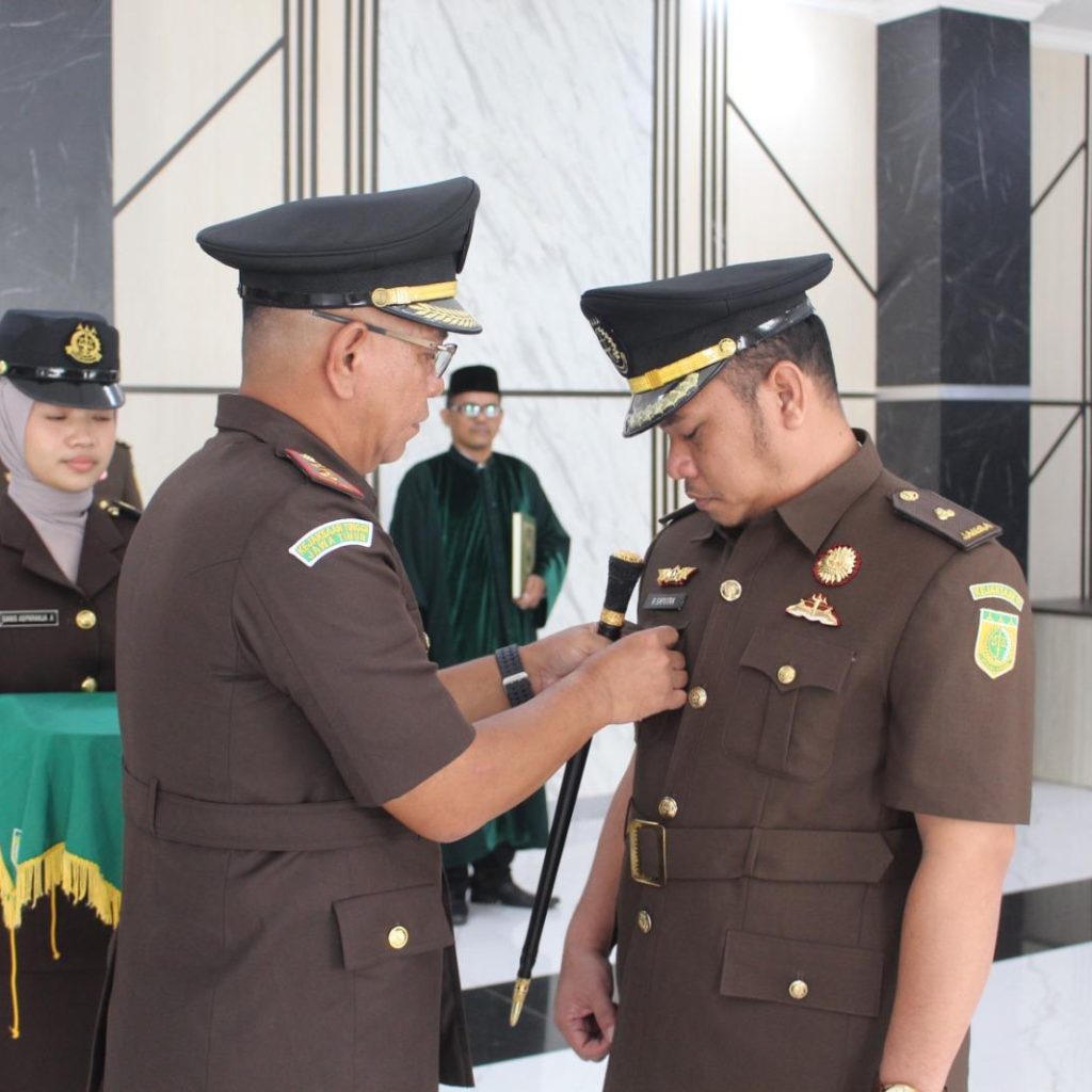 Kajari OKU Rudhy Parhusip SH MH melantik dan mengambil sumpah Muhammad riska SH MH sebagai Kasi Intelijen dan 17 PNS dilingkungan Kejari OKU. foto dokumen Kejari OKU