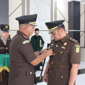 Kajari OKU Rudhy Parhusip SH MH melantik dan mengambil sumpah Muhammad riska SH MH sebagai Kasi Intelijen dan 17 PNS dilingkungan Kejari OKU. foto dokumen Kejari OKU